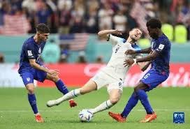 前锋关键时刻进球锁定胜利