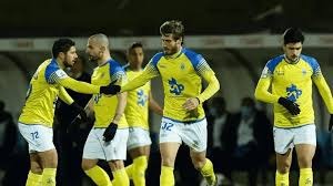 这得缓缓！庞兹抢篮板时被法耶撞到面部直接被换下 法耶第3犯